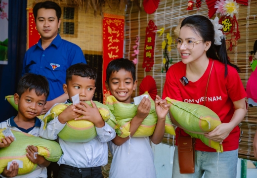 SẮM TẾT CHO EM – COMI MANG YÊU THƯƠNG ĐẾN TRẺ EM NINH THUẬN